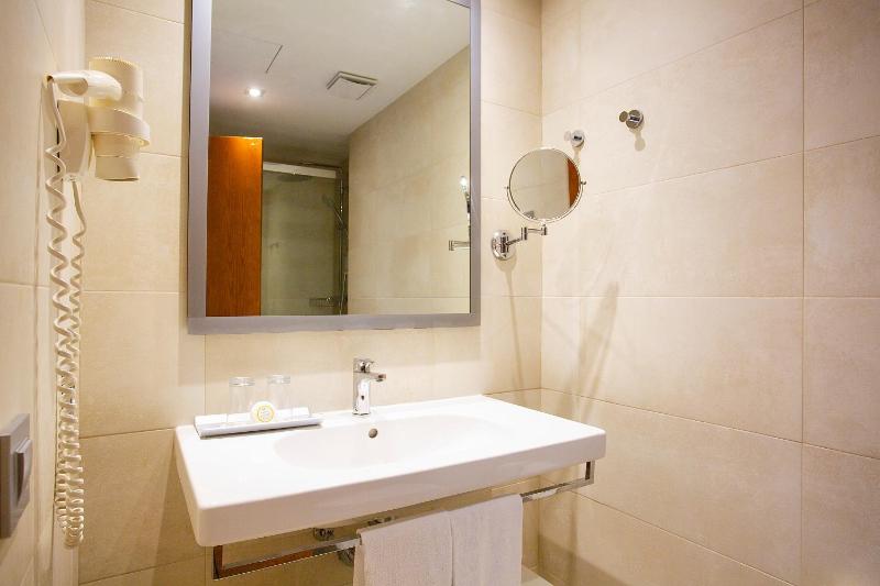 Double Room with Balcony image 2
