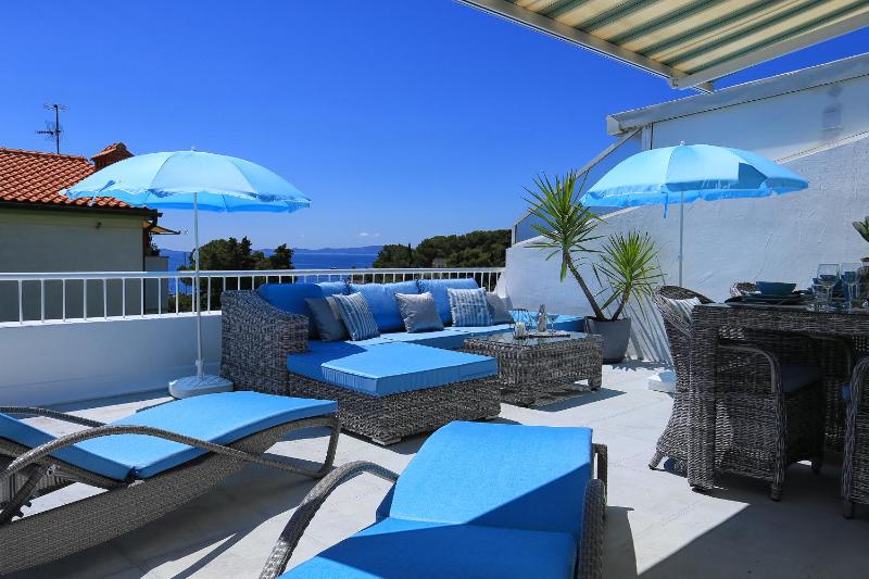 One-Bedroom Apartment with a large Terrace and Sea View image 2