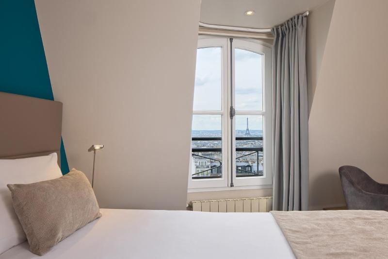 Suite with Paris View image 4