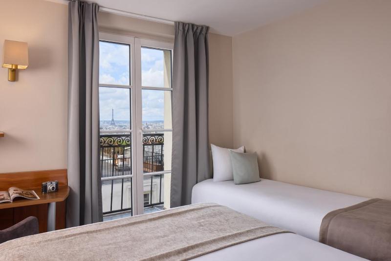 Superior Triple Room with Balcony and Eiffel Tower and Sacre Coeur View image 1