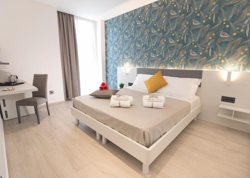 Deluxe Double or Twin Room with Balcony image 3