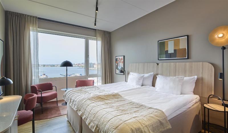 Superior Twin Room with Sea View image 3