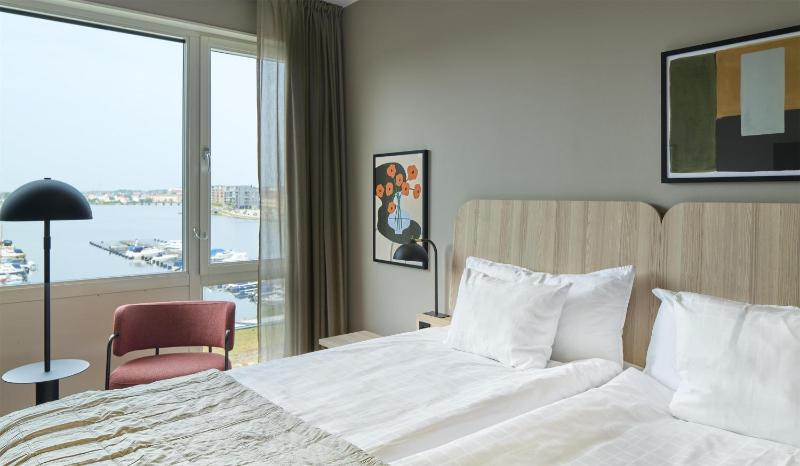 Superior Twin Room with Sea View image 4