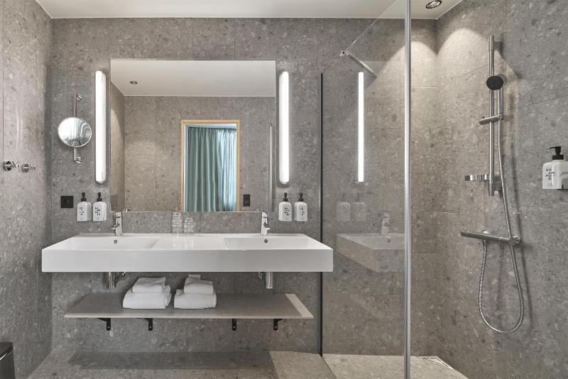 Superior Twin Room with Sea View image 2