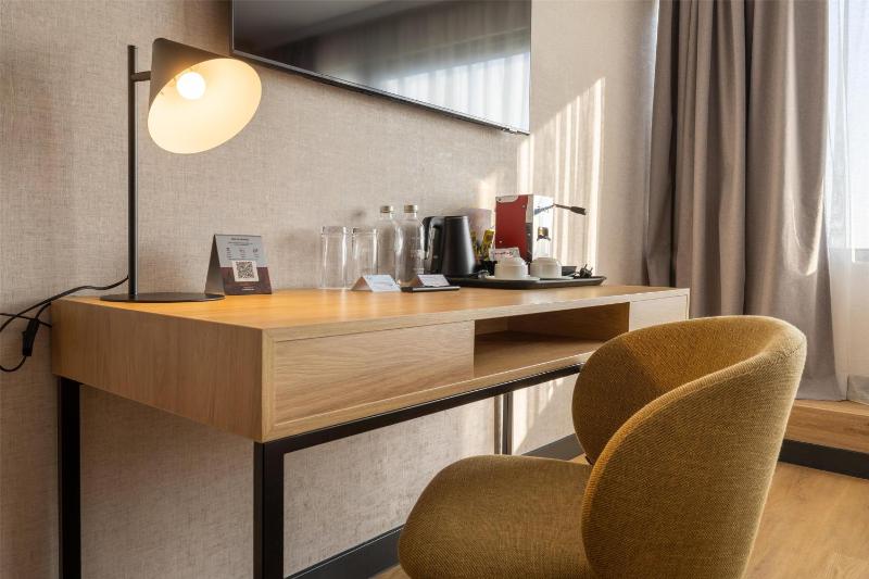 Superior Room with City View - High Floor image 4