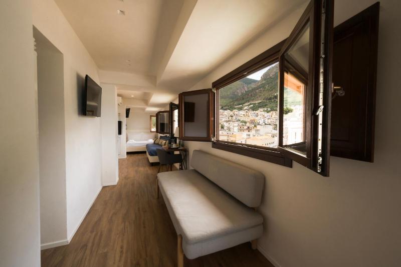 Junior Suite with Balcony and Sea View image 2
