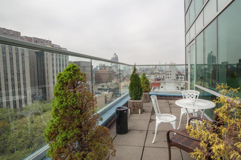 Deluxe City View King Suite with Balcony image 4