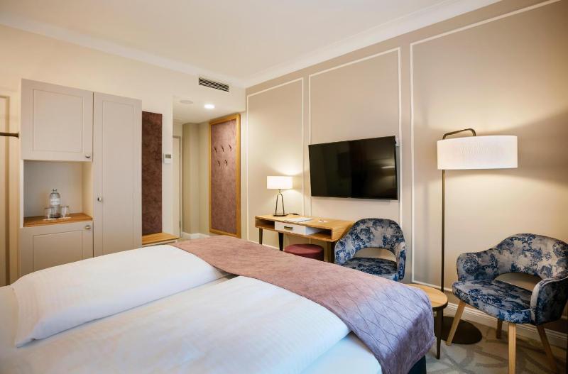 Superior Double Room image 3