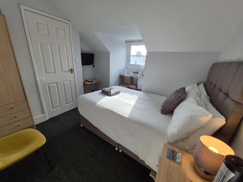 Standard Single Room with Shower image 4