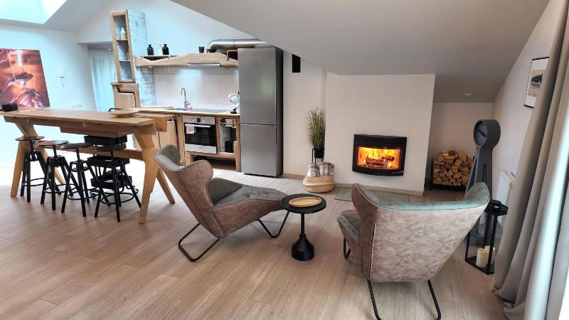 Luxury One-Bedroom Apartment image 2