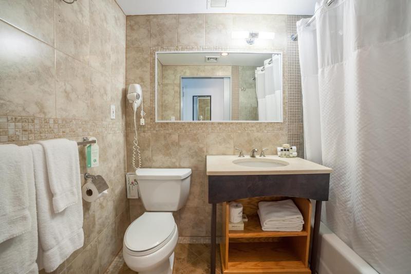 Deluxe King Room with Balcony image 2