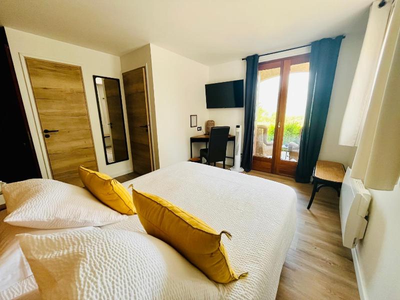 Double Room with Terrace image 4