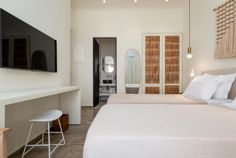 Deluxe Double or Twin Room with Sea View image 3