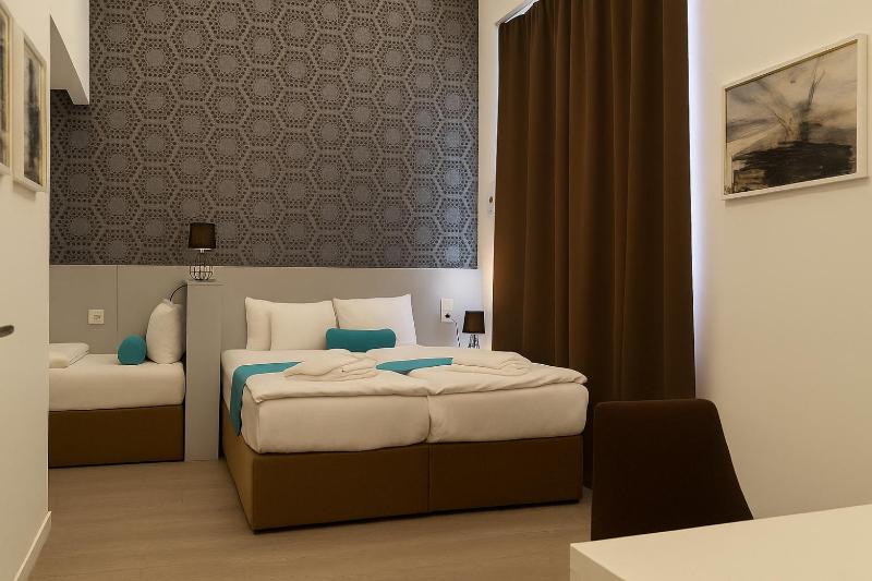 Deluxe Triple Room image 4