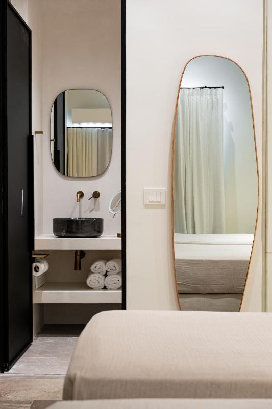 Deluxe Double or Twin Room with Sea View image 2