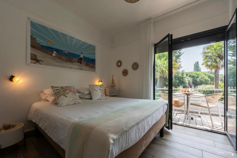 Double Room with Balcony and Sea View image 1