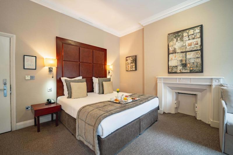 Classic Double Room image 3