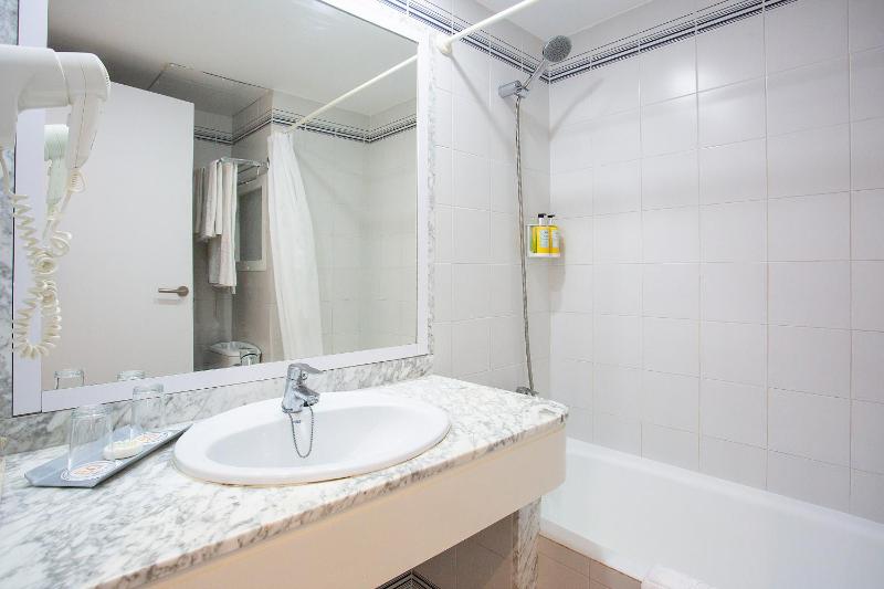 Twin Room image 2