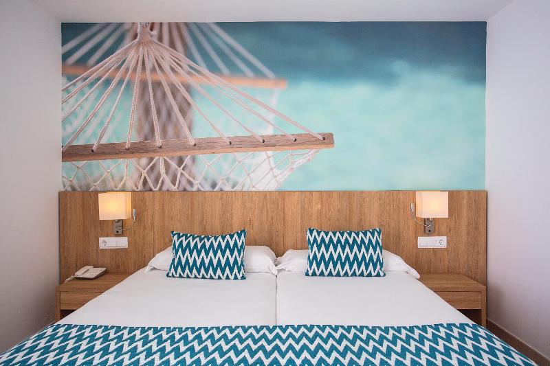 Twin Room image 3