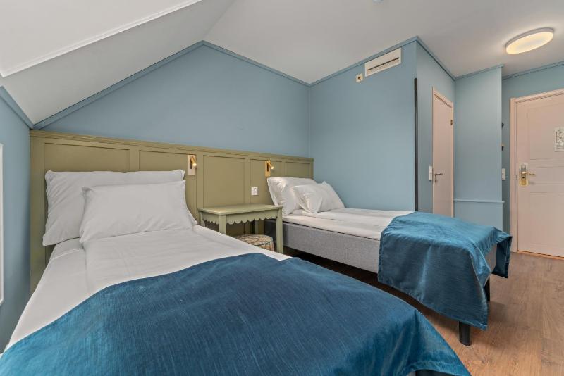 Twin Room image 3