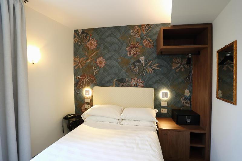 Small Double Room image 4