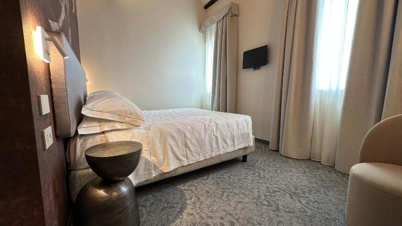 Deluxe Double Room with Sea View image 3