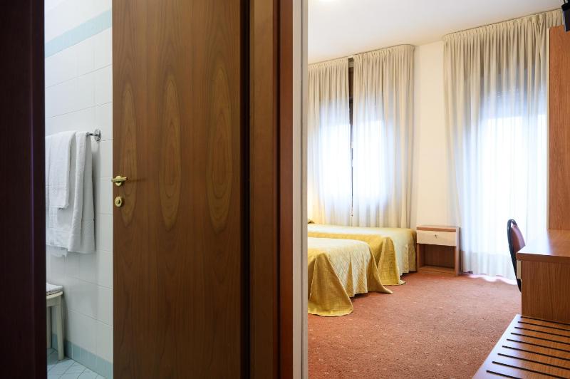 Economy Triple Room image 2