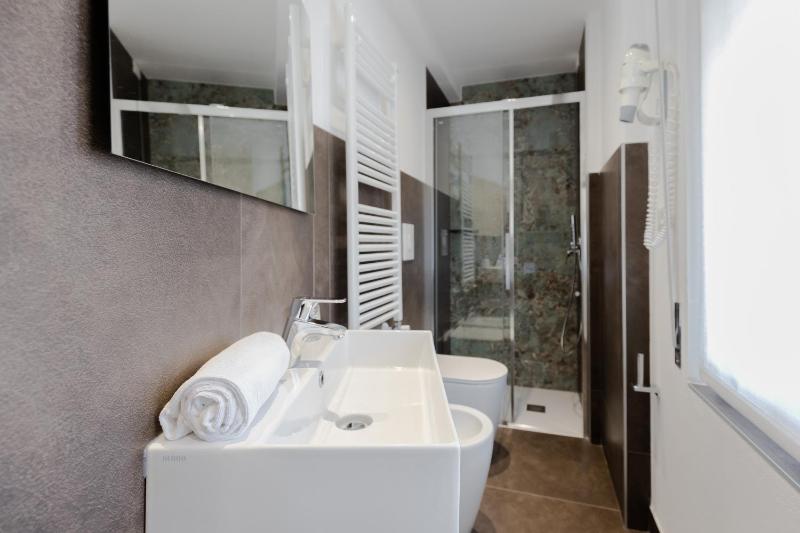 Single Room with Partial Lake View image 4