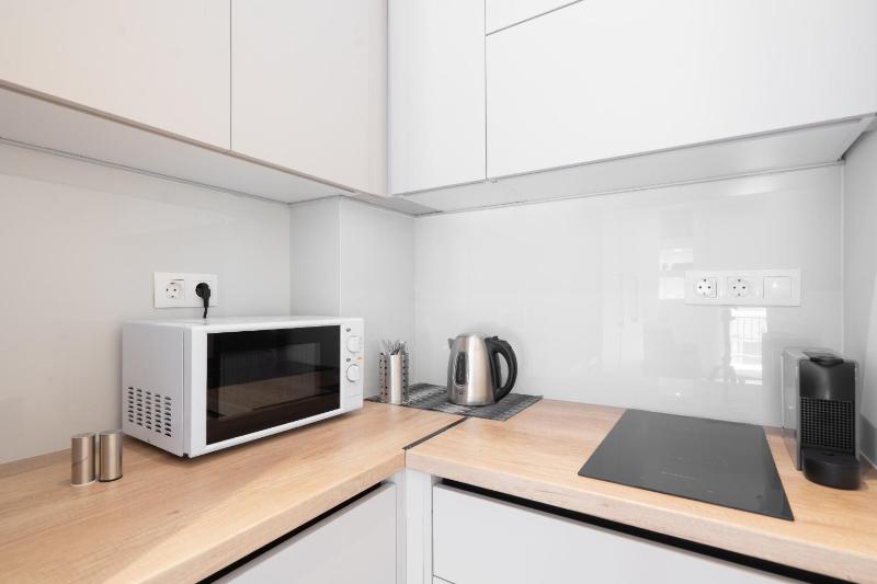 Spacious 2BR Apt Playroom Family-Home - image 10