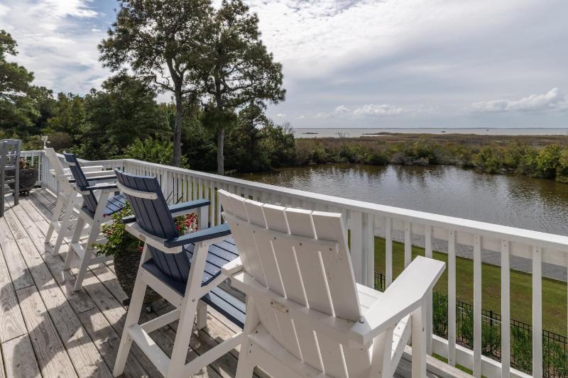 Stunning Views With Pool Family Room Resort Perks - image 10