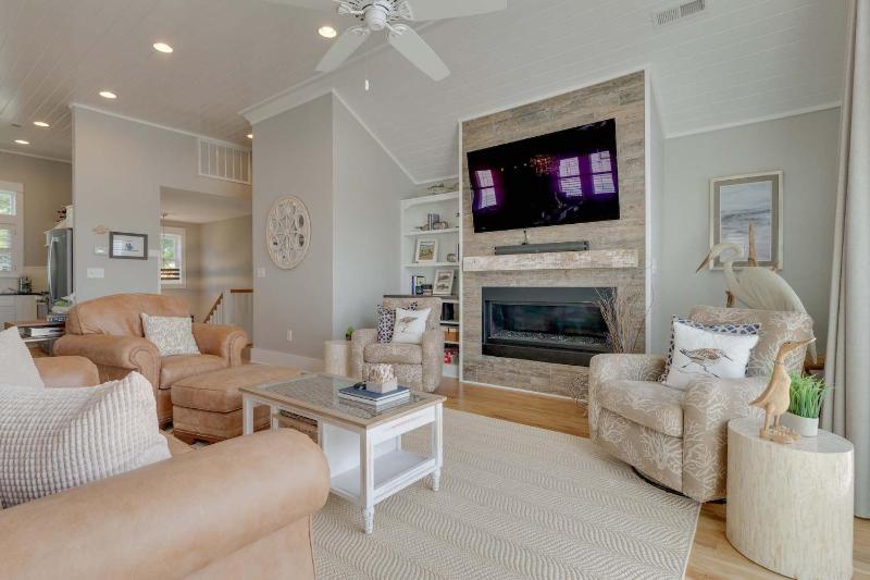 Stunning Views With Pool Family Room Resort Perks - image 12