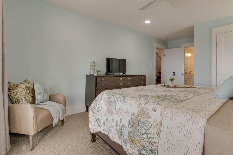 Stunning Views With Pool Family Room Resort Perks - image 40