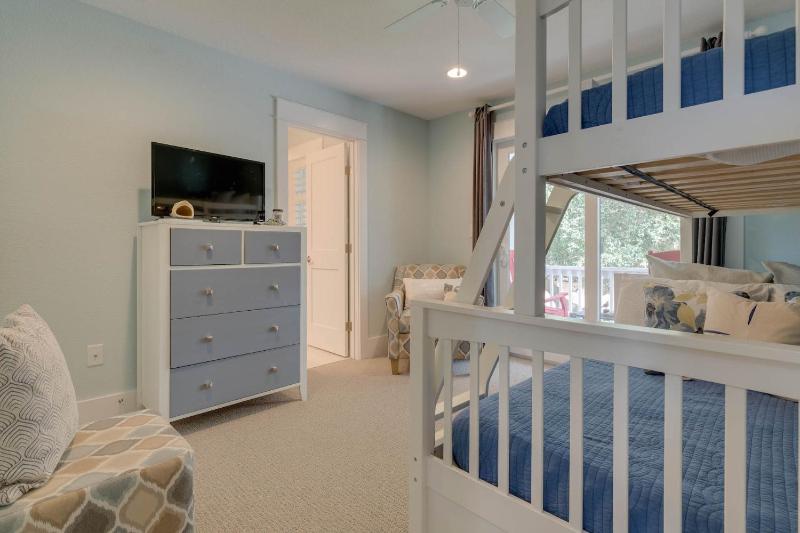 Stunning Views With Pool Family Room Resort Perks - image 7