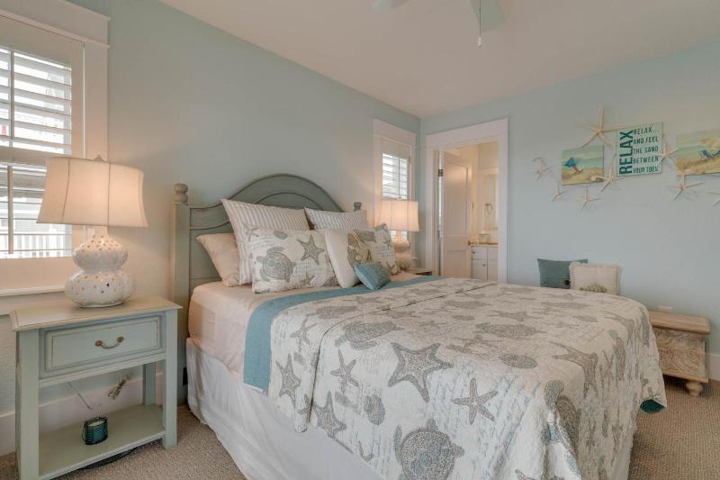 Stunning Views With Pool Family Room Resort Perks - image 18