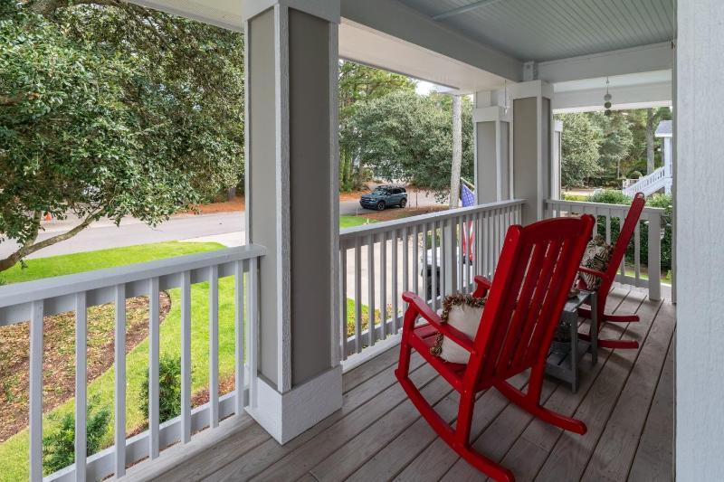 Stunning Views With Pool Family Room Resort Perks - image 3