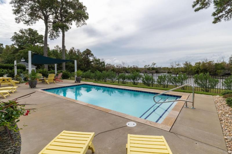Stunning Views With Pool Family Room Resort Perks - image 23