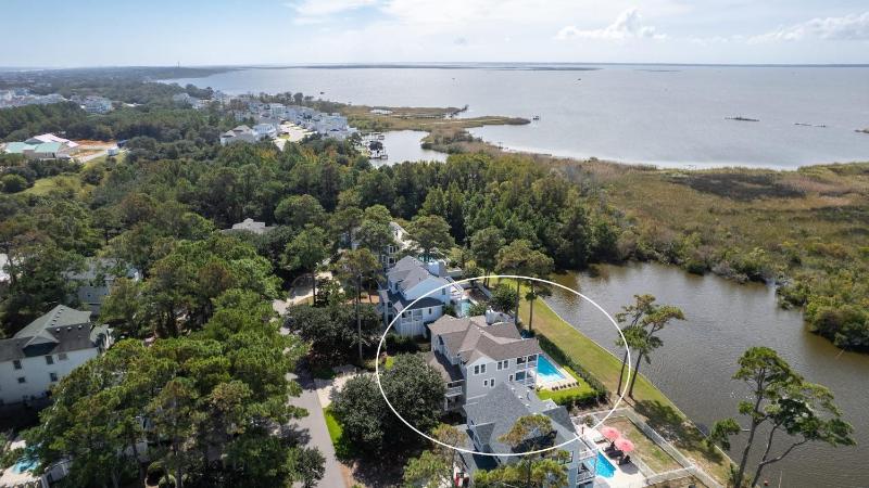 Stunning Views With Pool Family Room Resort Perks - image 34