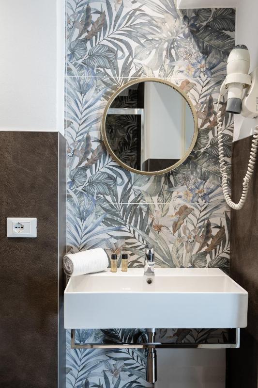 Comfort Double or Twin Room with Partial Lake View image 4