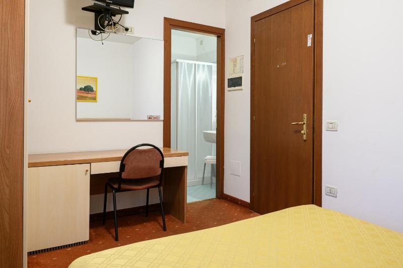 Single Room image 3