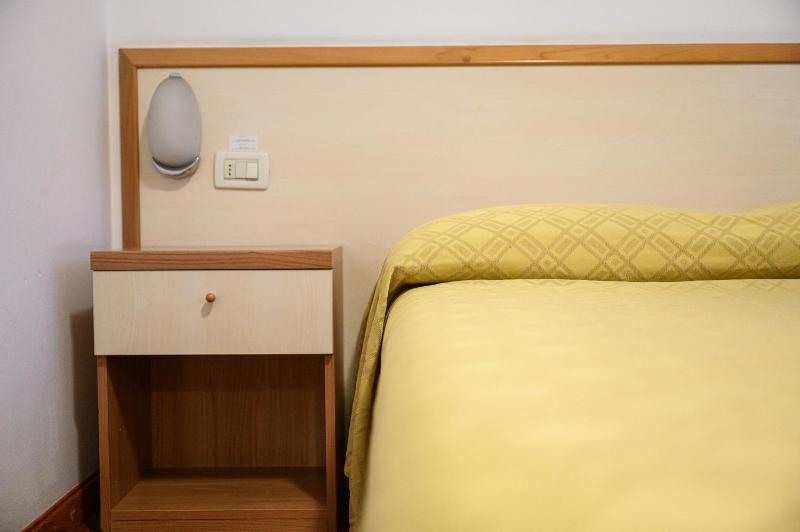 Single Room image 4