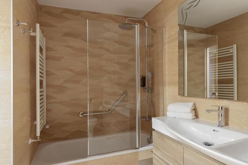 Double or Twin Room image 4