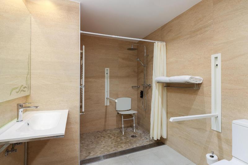 Double or Twin Room image 2