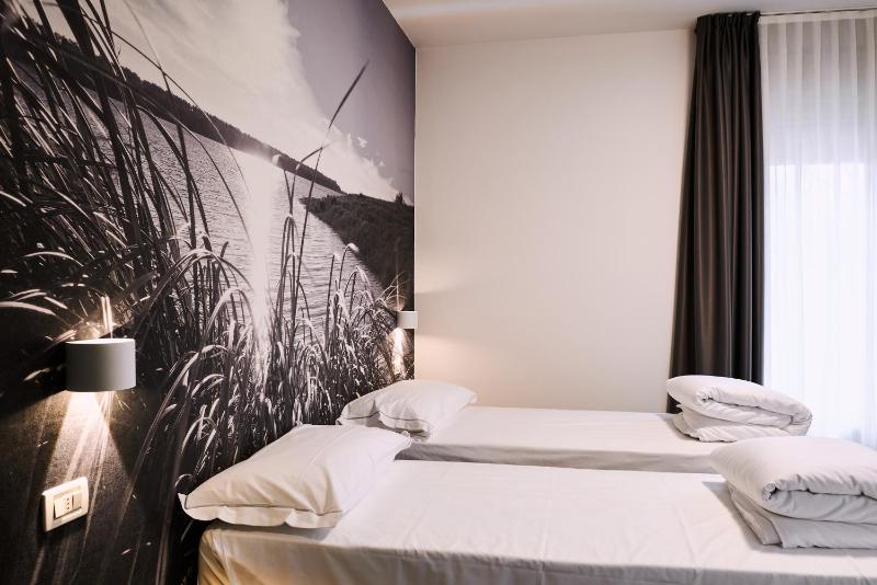 Double Room image 4