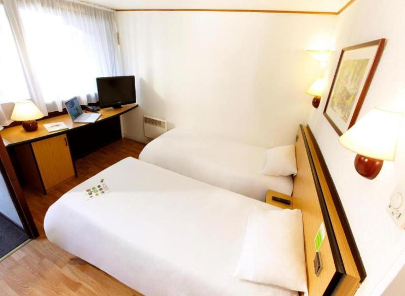 Twin Room image 4