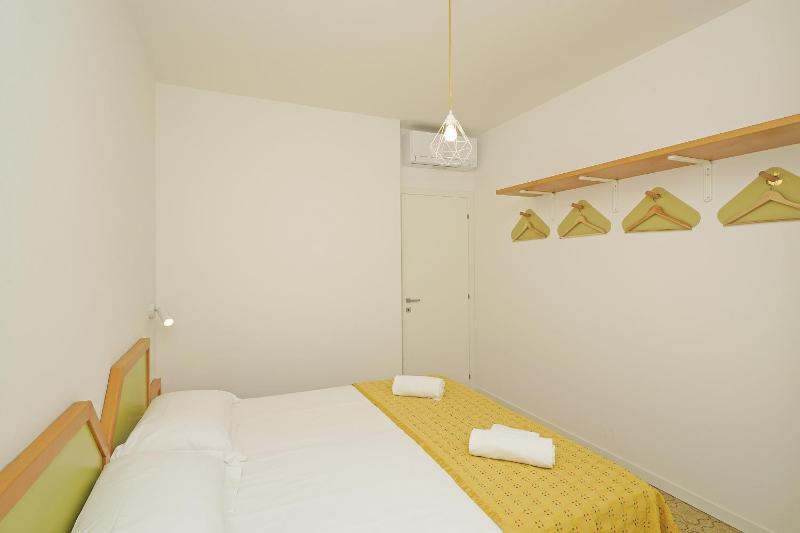 Two-Bedroom Apartment Comfort with Partial Lake View image 4