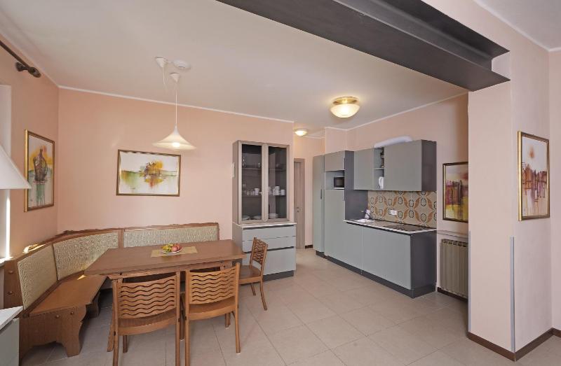 One-Bedroom Apartment Plus with Lake View image 3