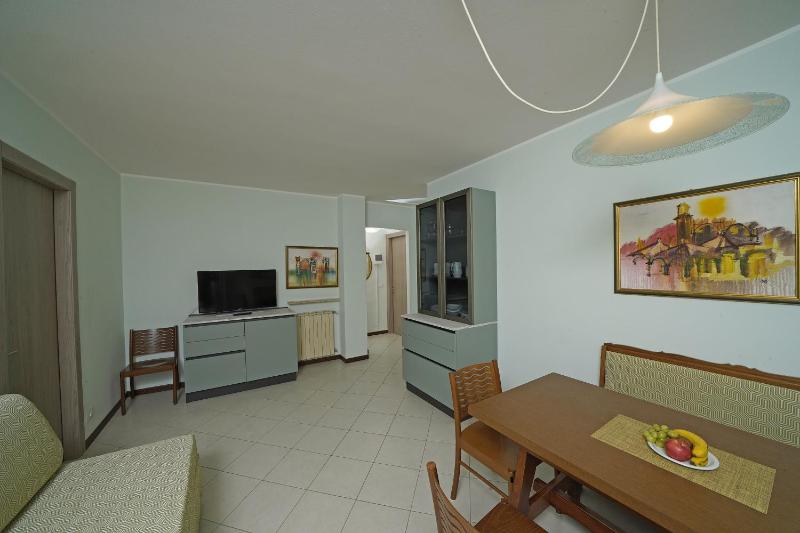 Three-Bedroom Apartment Plus with Lake View image 3