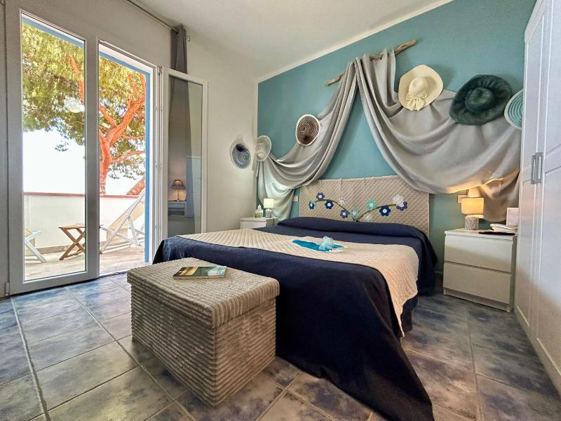 Deluxe Double Room with Balcony and Sea View image 3