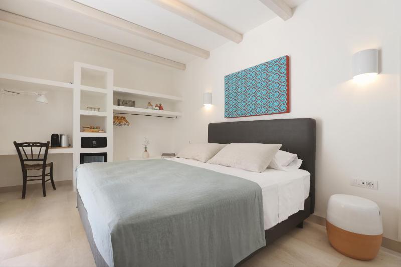 Luxury Double Room with Patio and Bath image 4