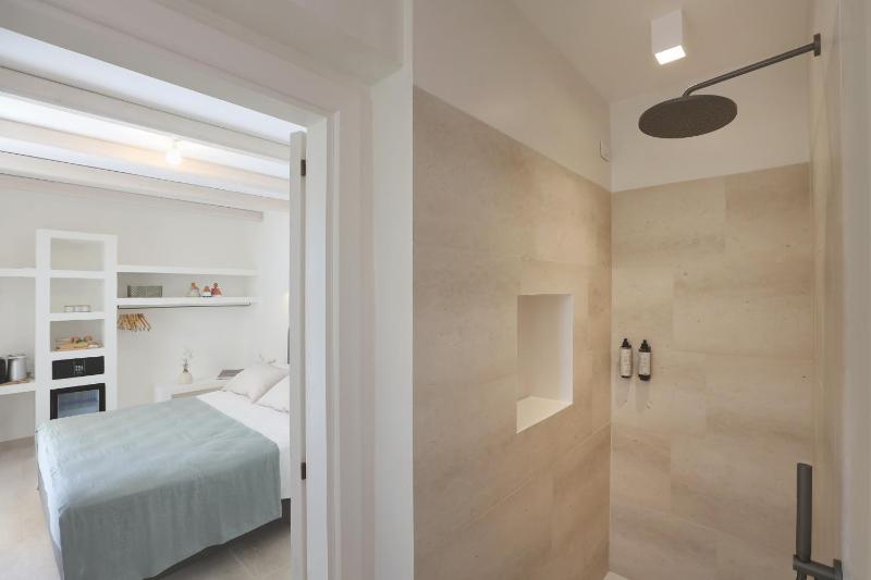 Luxury Double Room with Patio and Bath image 2